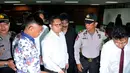 Anas Urbaningrum mendapat pengawalan dari aparat kepolisian saat hendak meninggalkan ruang sidang di Pengadilan Tipikor, Jakarta, Jumat (30/5/14). (Liputan6.com/Johan Tallo) 