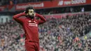 Penyerang Liverpool, Mohamed Salah, melakukan selebrasi usai membobol gawang Chelsea pada laga Premier League di Stadion Anfield, Minggu (14/4). Liverpool menang 2-0 atas Chelsea. (AP/Rui Vieira)