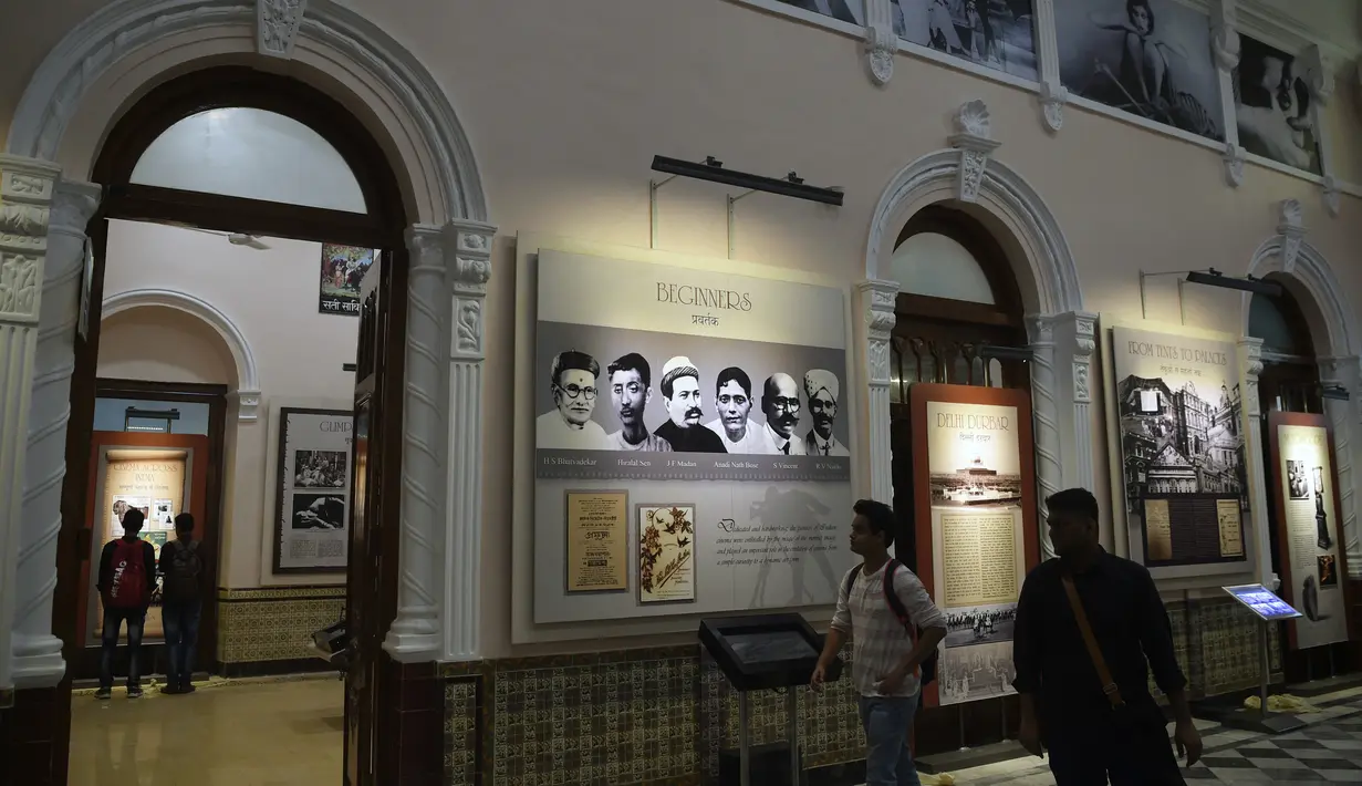 Sejumlah pengunjung melihat koleksi yang ada di Museum Nasional Sinema India (NMIC), Mumbai, India (22/1). NMIC adalah museum film pertama di India. Museum ini menampilkan dokumentasi film-film Bollywood. (AFP Photo/Punitparanjpe)