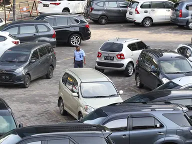Petugas memarkirkan kendaraan di pusat perbelanjaan di Jakarta, Kamis (10/1). Guna mengatasi kemacetan di Jabodetabek, Gubernur DKI  Jakarta Anies Baswedan berencana membangun beberapa lahan parkir di luar Jakarta. (Liputan6.com/Immanuel Antonius)