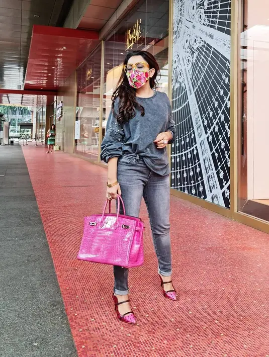 "Berapa tahun menikah dengan mas Bambang?" tanya Maia. "20... menjelang 22 tahun," jawab Mayang. "Maaf itu, sah negara?" tanya Maia. "Kalau sah negara, itu aku dari 2011," jawab Mayang.  (Instagram/mayangsari_official)