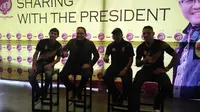 Presiden Sriwijaya FC Dodi Reza Alex (dua dari kiri) bersama pelatih Rahmad Darmawan pada acara acara sharing bersama suporter dan masyarakat di OPI Mall, Sabtu (10/02/2018). (Liputan6.com/Dodi Reza Alex)