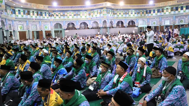 Sebanyak 389 calon jemaah haji asal Kota Tangerang berkumpul di Masjid Raya Al-Azhom, Sabtu (4/6/2022). Keberangkatan calon jemaah haji ini dilepas langsung oleh Wali Kota Tangerang Arief R Wismansyah.