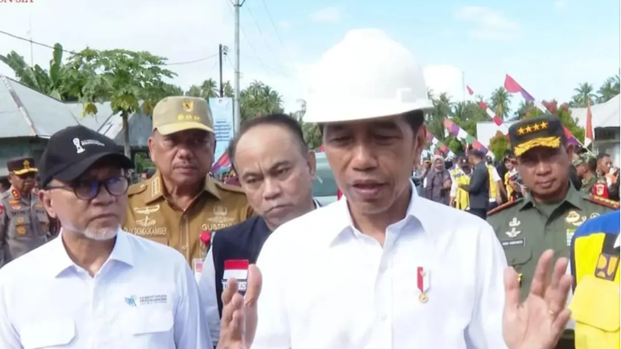 Presiden Joko Widodo saat memberi keterangan kepada wartawan di Melonguane, Kabupaten Kepulauan Talaud, Kamis (28/12/2023).