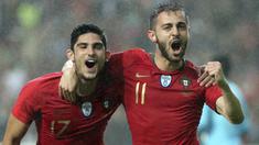 Striker Portugal, Goncalo Guedes bersama Bernardo Silva melakukan selebrasi bersama usai mencetak gol ke gawang Aljazair pada laga uji coba  di Estadio da Luz, Jumat (8/6/2018). Portugal menang 3-0 atas Aljazair. (AP/Armando Franca)