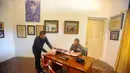 Petugas memeriksa diorama yang menjadi saksi bisu kisah tragis G-30S PKI di Museum Abdul Haris (AH) Nasution yang ada di Jalan Teuku Umar Nomor 40, Menteng, Jakarta Pusat, Senin (30/9/2024). (merdeka.com/Arie Basuki)