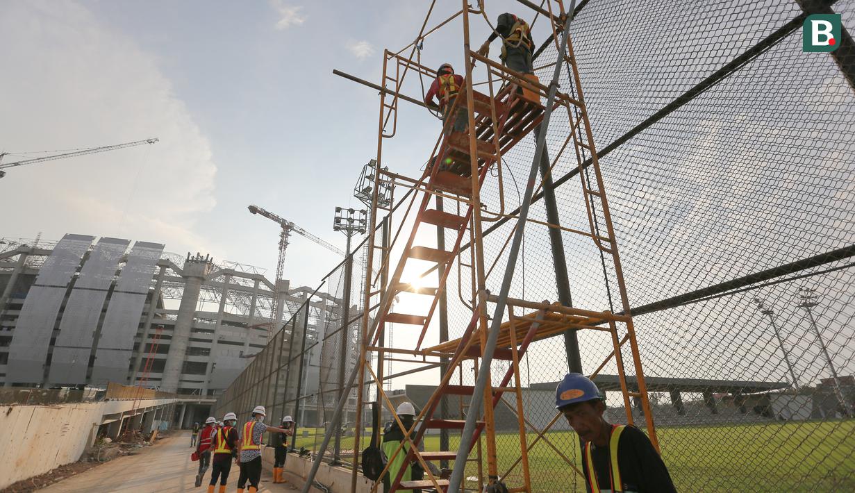 Suasana pembangunan Jakarta International Stadium (JIS) yang terletak di Papanggo, Jakarta Utara, Selasa (31/08/2021) sore WIB. PT Jakarta Propertindo (Jakpro) mencatat bahwa stadion yang diproyeksikan berkapasitas 82.000 penonton tersebut telah mencapai 69 persen. (Bola.com/Bagaskara Lazuardi)