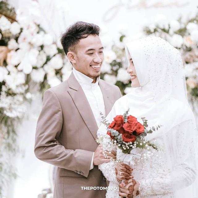 Momen Pernikahan Ustaz Syam dan Jihan Ghazali. (Sumber: Instagram/thepotomoto)