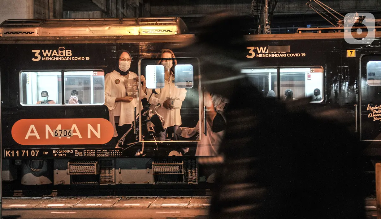 Kereta Commuter Line (KRL) berhenti di Stasiun Manggarai, Jakarta, Selasa (12/1/2021). Selama PSBB di DKI mulai 11-25 Januari, PT Kereta Commuter Indonesia (KCI) memangkas jadwal operasional KRL menjadi pukul 04.00 WIB hingga 22.00 WIB guna menekan penularan Covid-19. (merdeka.com/Iqbal Nugroho)