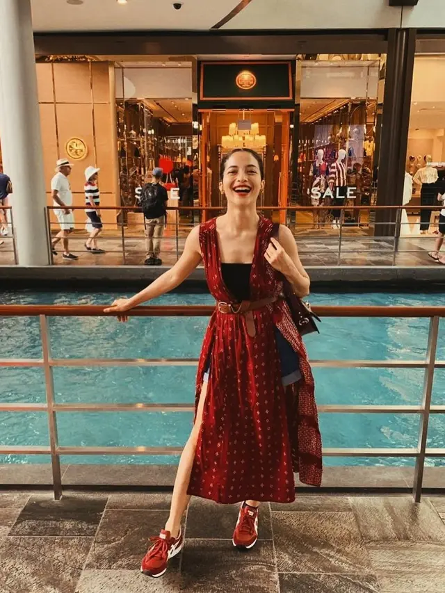 10 Gaya Fashion Putri Marino yang Effortless Namun Memikat