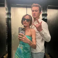 Dalam perayaan Halloween, keduanya tampil kompak cosplay kenakan outfit ala Harley Quinn dan Joker. [Foto: IG/claurakiehl].