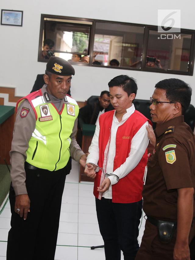 Divonis 15 Tahun Penjara, Begini Ekspresi Kiki Adik Bos First Travel