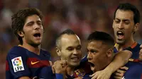 Pemain Barcelona rayakan gol Neymar (Reuters)