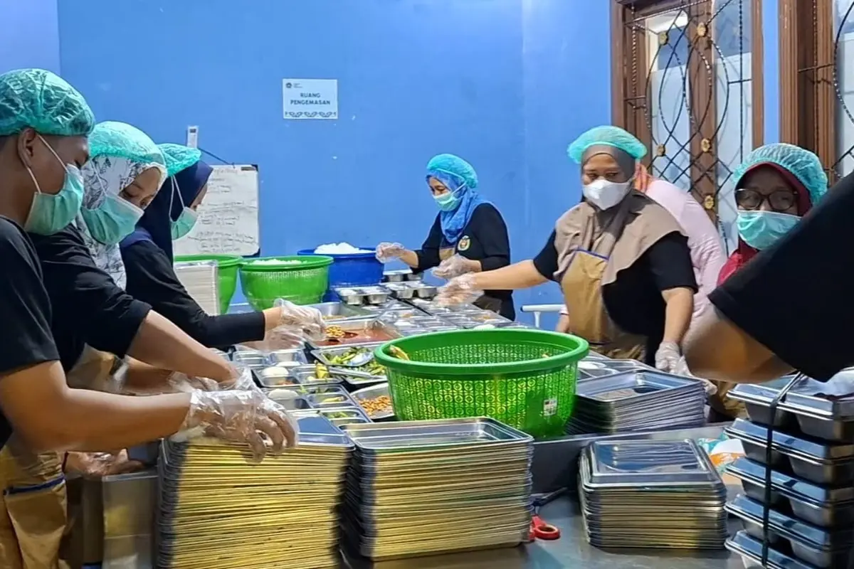 Sejumlah pegawai melakukan pengemasan makanan untuk program MBG di dapur SPPG Mampang 1 Pancoran Mas, Depok.