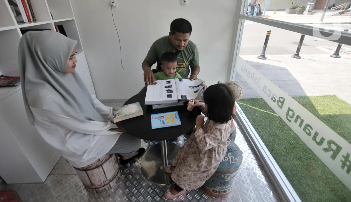 Warga membaca buku di Ruang Baca Jakarta, Dukuh Atas, Minggu (8/12/2019). Ruang Baca Jakarta hadir di 13 stasiun MRT. (merdeka.com/Iqbal Nugroho)