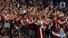 Aksi suporter timnas basket Latvia saat menyaksikan laga timnya melawan Kanada pada laga terakhir penyisihan Grup H FIBA World Cup 2023 di Indonesia Arena, Gelora Bung Karno, Jakarta, Selasa (29/8/2023). (Liputan6.com/Helmi Fithriansyah)