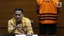 Deputi Penindakan KPK Karyoto menyampaikan rilis penetapan dan penahanan tersangka dugaan tindak pidana korupsi terkait dugaan penerimaan gratifikasi di Pemkab Lampung Utara, Akbar Tandaniria Mangku Negara di Gedung KPK Jakarta, Jumat (15/10/2021).  (Liputan6.com/Helmi Fithriansyah)