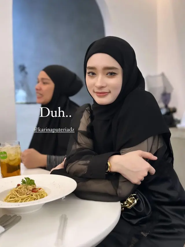 Inara mendapat ajakan makan malam oleh seorang bos, yang mengaku mengidolakannya (https://www.instagram.com/p/CtRsdq6JGmn/)