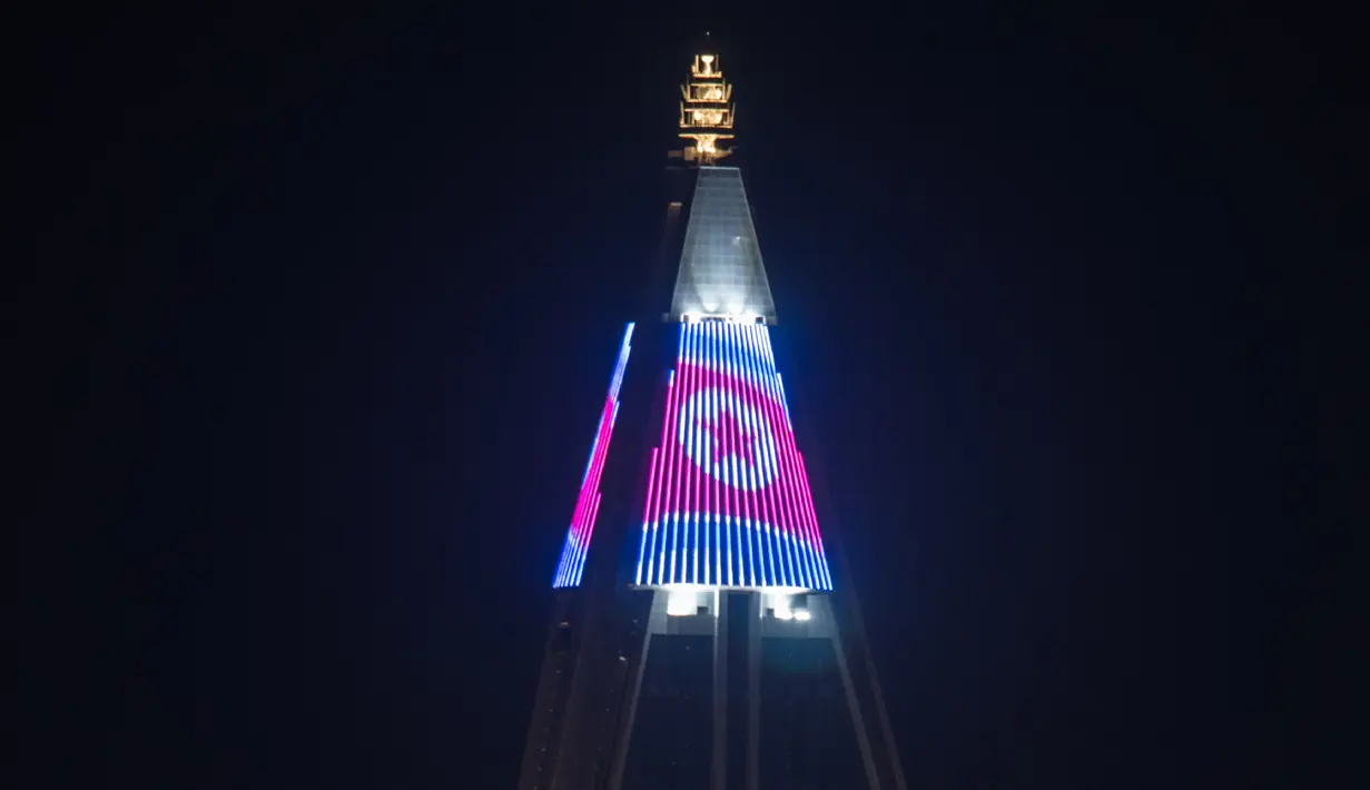 Gambar bendera Korea Utara yang ditampilkan di puncak hotel Ryugyong di kota Pyongyang, Korea Utara (9/4). (AFP Photo/Ed Jones)