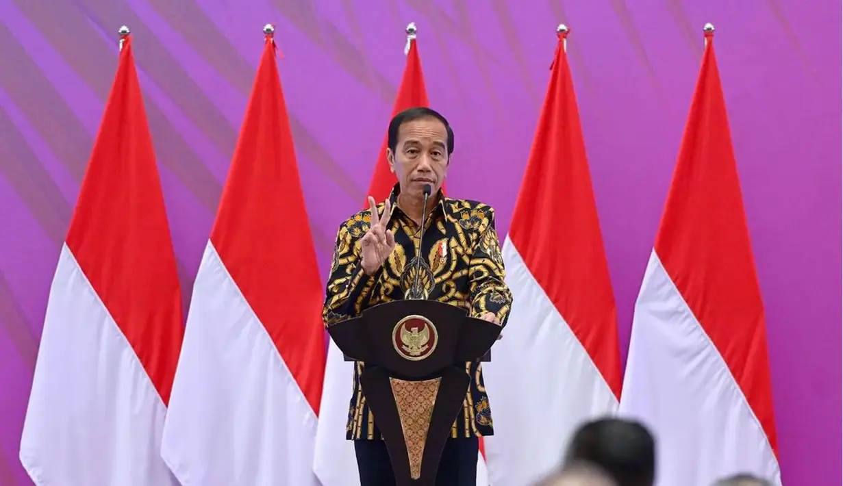 Lagi, melihat Jokowi berdiri di atas podium mengenakan batik dengan warna dasar hitam dan corak kekuningan. [Foto: Instagram/jokowi]