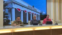 Juru Bicara Kemlu RI Rolliansyah Soemirat (tengah) dan Direktur Pelindungan WNI Judha Nugraha (kanan) dalam pernyataan pers Kemlu RI pada Kamis (6/3/2025). (Liputan6.com/Benedikta Miranti)