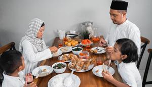 Ilustrasi keluarga berbuka puasa bersama. (odua/depositphotos.com)
