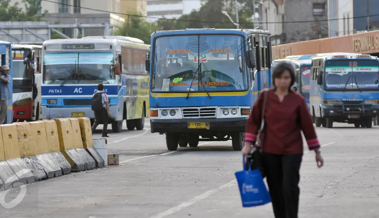 Penumpang berjalan di Terminal Senen, Jakarta, Selasa (25/10). Dishubtrans DKI Jakarta kaji kembali revitalisasi Terminal Senen terkait rencana mengintegrasikan dengan Pasar Senen Blok III. (Liputan6.com/Yoppy Renato)