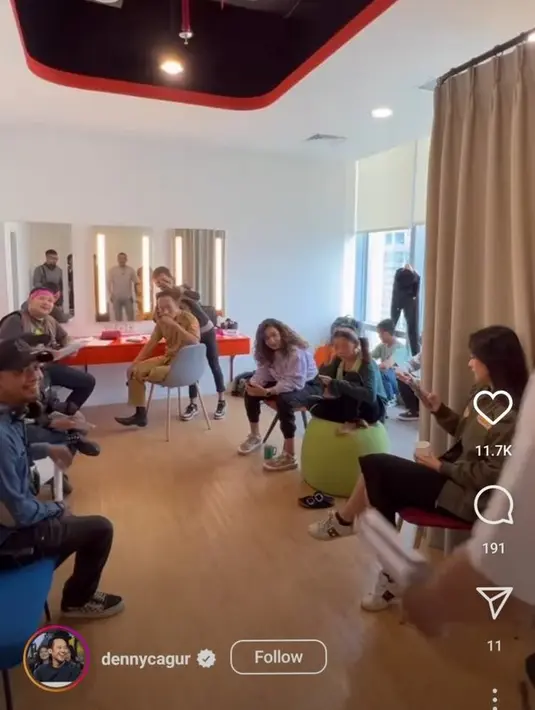 Denny Wahyudi lahir di Bandung 29 Agustus 1977. Pada hari spesialnya, ia mengaku selalu dikerjain oleh timnya. "Pantesan 1 eps live td dikerjain terus dan semuanya berjalan lancar, ternyata ada sebuah perencanaan yg matang." tulis Denny Cagur. [Instagram/dennycagur]