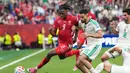 Pemain Swiss Johan Manzambi  berebut bola dengan pemain Aljazair Rayan Ait-Nouri (15) selama pertandingan sepak bola babak 32 besar Piala Dunia antara Swiss dan Aljazair di Vancouver, British Columbia, Kamis, (02/07/2026). (AP Photo/Lindsey Wasson)