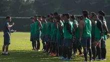 Pelatih fisik Timnas Indonesia U-19, Muchtar, saat melatih di Sawangan, Jawa Barat, Selasa (26/7/2016). (Bola.com/Vitalis Yogi Trisna)