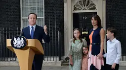 David Cameron didampingi istri Samantha dan ketiga anaknya, berpidato di 10 Downing Street, London, pada hari terakhirnya sebagai PM Inggris, Rabu (13/7). Cameron mundur dari jabatannya sebagai PM Inggris pasca referendum Uni Eropa. (AFP PHOTO/Oli SCARFF)