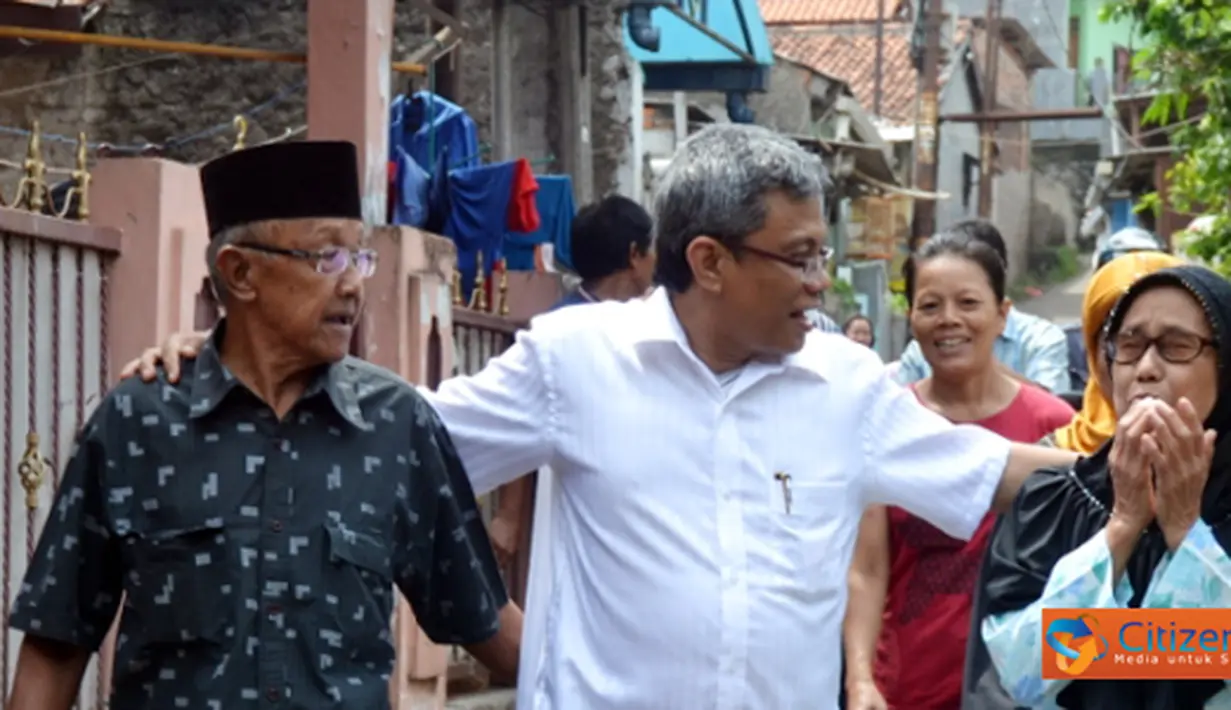 Citizen6, Condet: Bang Didik menyapa warga Condet dalam rangka kunjungan ke DAS Condet, Senin (9/4). (Pengirim: Agus Winarko)