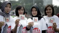 Peserta memperlihatkan stiker pesan antihoax pada  kampanye sekaligus deklarasi saat car free day di Bundaran Hotel Indonesia, Jakarta, Minggu (18/3). Kegiatan digelar Polda Metro Jaya bersama Indonesia Comunitas Club. (Liputan6.com/Faizal Fanani)