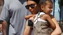 Musisi Kanye menemani istrinya Kim Kardashian dan putri saat ingin naik mobil kuno setelah meninggalkan sebuah restoran di Havana, Cuba, 5 Mei 2016. (REUTERS / Stringer)