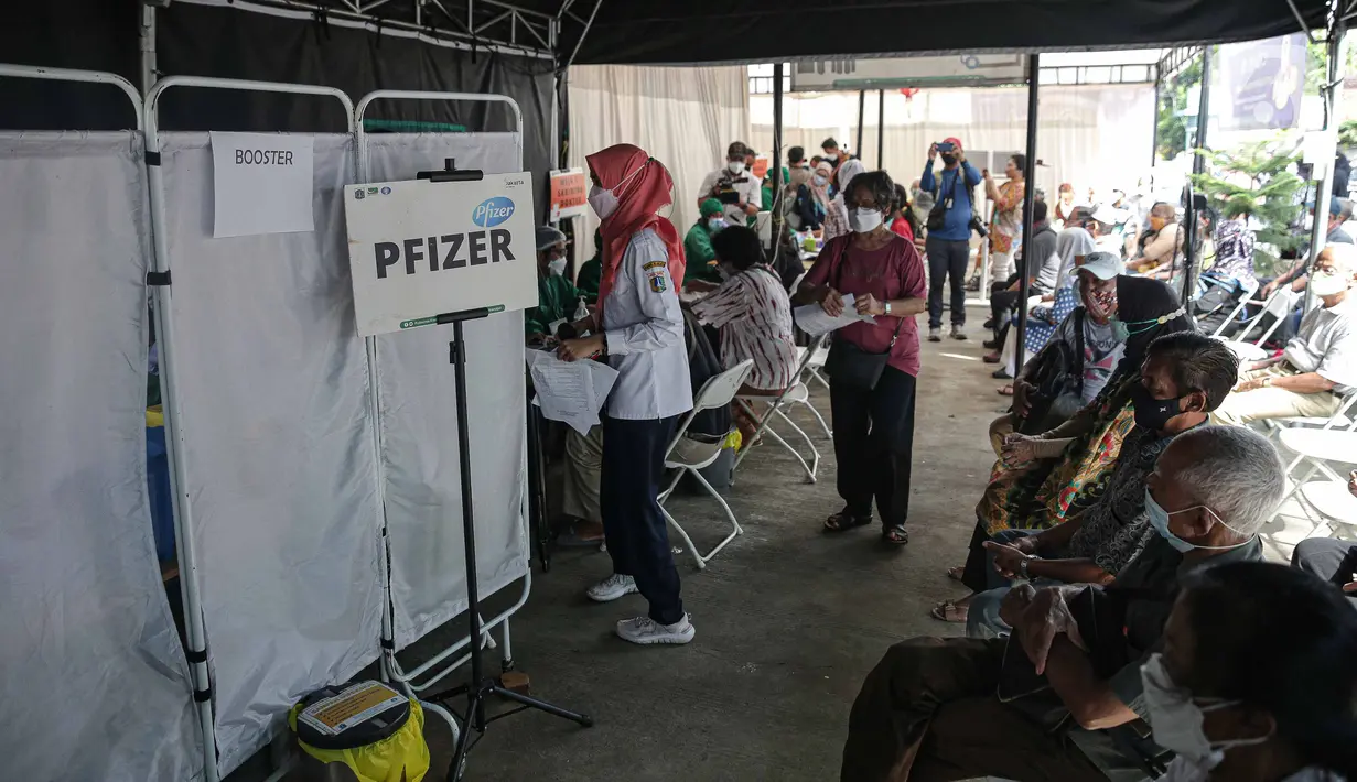 Warga antre mendapatkan vaksin COVID-19 dosis ketiga saat vaksinasi booster COVID-19 di Puskesmas Kecamatan Kramat Jati Jakarta, Rabu (12/1/2022). Pemerintah memulai program vaksinasi lanjutan (booster) COVID-19 secara gratis kepada masyarakat umum usia 18 tahun ke atas. (Liputan6.com/Faizal Fanani)