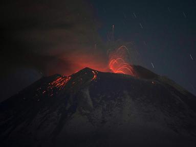 Gunung berapi Popocatepetl meletuskan lahar, abu, dan uap, terlihat dari Santiago Xalitzintla, Meksiko, Kamis (25/5/2023). (AP Photo/Marco Ugarte)