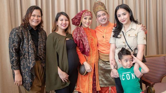beda gaya nagita slavina  ayu ting ting  acara