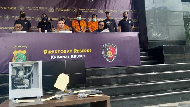 Polda Metro Jaya menggelar konferensi pers terkait kasus penyebaran konten baju bekas impor bisa dibawa pulang.