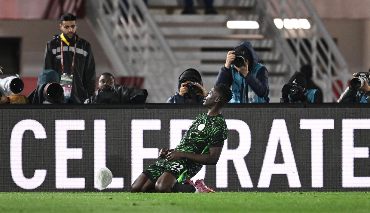 Akor Adams menutup gol kemenangan 4-0 untuk Nigeria pada menit ke-75. Hasil tersebut membawa skuad berjuluk Elang Super tersebut melaju ke babak perempat final dan akan menghadapi pemenang laga antara Aljazair dan Kongo. (AFP/Sebastien Bozon)
