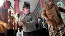 Murid Taman Kanak-kanak (TK) mencuci tangan dengan cairan antiseptik di  TK RA Hidayatusshibyan Cinere, Depok, Kamis (5/3/2020). Pihak sekolah menerapkan hidup bersih dengan mencuci tangan sebelum masuk kelas sebagai antisipasi mencegah wabah virus Corona COVID-19. (merdeka.com/Arie Basuki)
