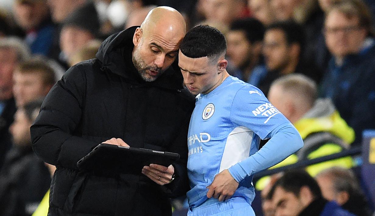 Meski bermain di kandang sendiri, Manchester City hampir kehabisan ide untuk mencari celah kelemahan di lini pertahanan Manchester City. Hingga pada menit ke-68, manajer Pep Guardiola memasukkan Phil Foden untuk menggantikan Riyad Mahrez. (AFP/Olis Scarff)