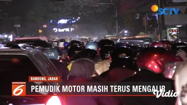 Ribuan pemudik bersepeda motor padati jalur selatan seperti di Kota Cimahi dan Cileunyi, Jawa Barat.