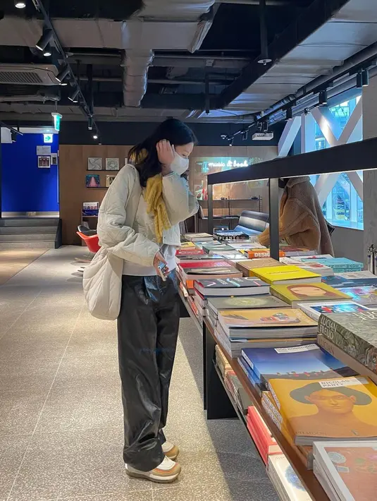 Padu padan jaket, trouser pants, dan puffer totebag juga nggak kalah menarik. Nyaman dan stylish! [@ye._.vely618]