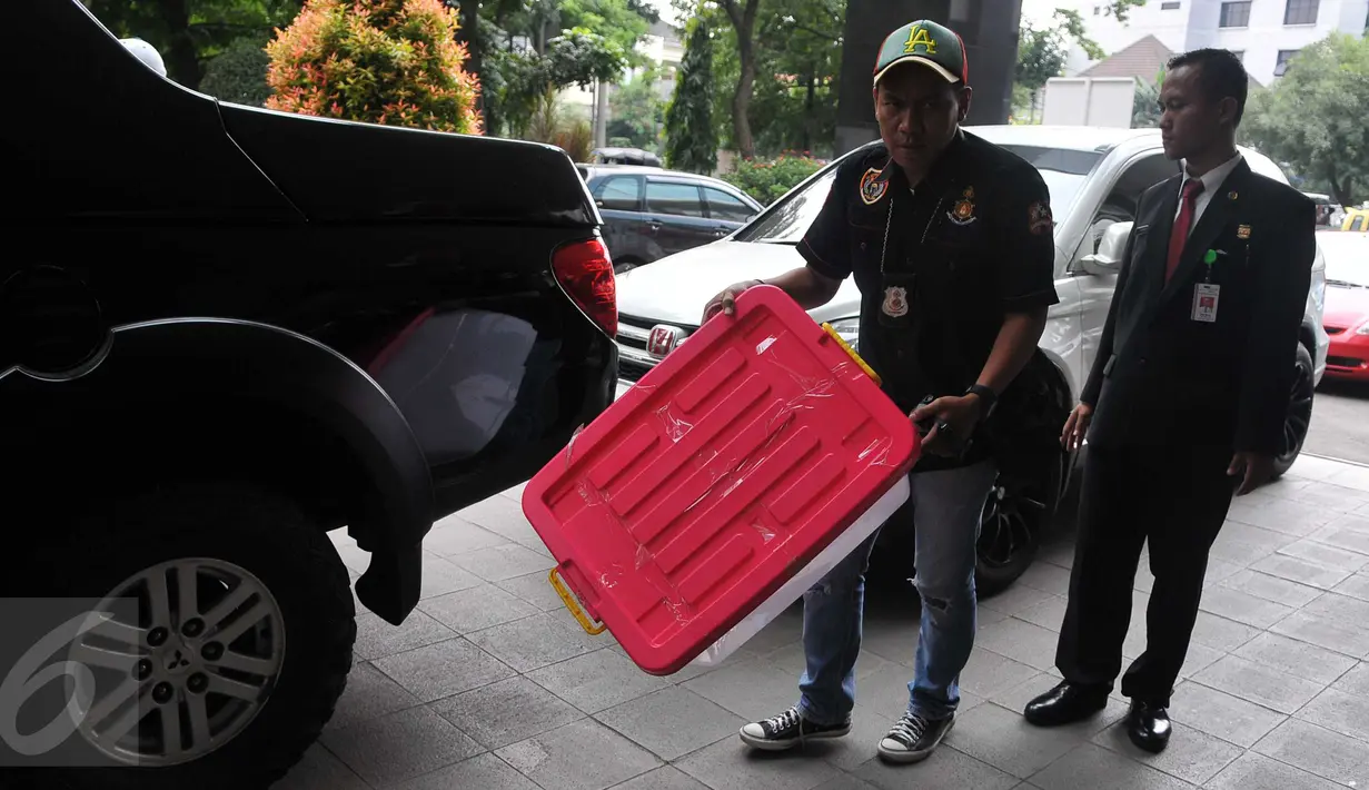 Petugas menyiapkan boks untuk membawa dokumen dari sebuah Rumah Sakit di Jakarta, Kamis (4/2/2016). Badan Reserse Kriminal Kepolisian RI menggeledah sebuah Rumah Sakit di Jakarta terkait kasus transplantasi ginjal. (Liputan6.com/Gempur M Surya)
