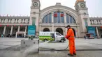 Pekerja menyemprot tempat sampah di luar Stasiun Kereta Api Hankou yang ditutup di Wuhan, Provinsi Hubei, China, Kamis (23/1/2020). Pemerintah China mengisolasi Kota Wuhan yang berpenduduk sekitar 11 juta jiwa untuk menahan penyebaran virus corona. (Chinatopix via AP)