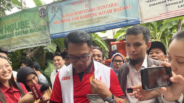 Calon Gubernur (Cagub) Jakarta nomor urut 1, Ridwan Kamil (RK) bertandang ke hunian sementara (Huntara) Kelompok Tani Kampung Bayam Madani.