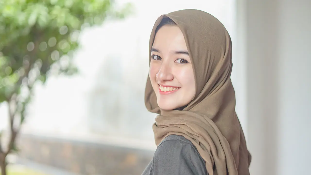 muslim tersenyum