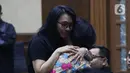 Terdakwa suap revitalisasi Pasar Lirung dan Pasar Beo Kabupaten Kep Talaud TA 2019, Sri Wahyumi Maria Manalip memeluk ibunya jelang sidang putusan di Pengadilan Tipikor Jakarta, Senin (9/12/2019). Wahyumi dihukum empat tahun enam bulan penjara, denda Rp 200 juta. (Liputan6.com/Helmi Fithriansyah)