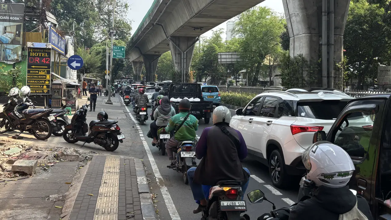 Suasana di sekitar lokasi Jembatan Penyeberangan Orang (JPO) yang rusak akibat ditabrak truk pengangkut alat berat.