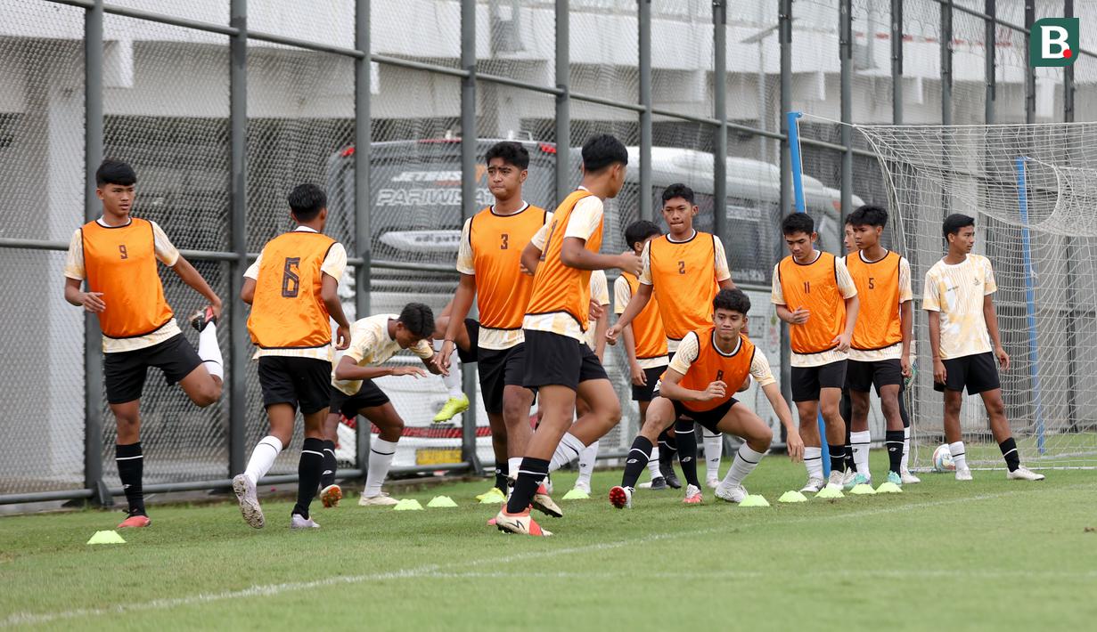 Para pemain Timnas Indonesia U-16 yang dipersiapkan untuk ajang Piala AFF U-16 2024 melakukan pemanasan sebelum memulai latihan di lapangan latihan Jakarta International Stadium (JIS), Jakarta, Minggu (31/03/2024) sore. (Bola.com/Abdul Aziz)